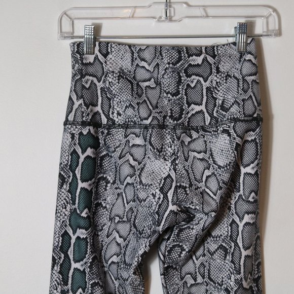 Onzie High Waisted Yoga Leggings Snake Print Gray Size XS High Rise Full Length - Picture 9 of 9